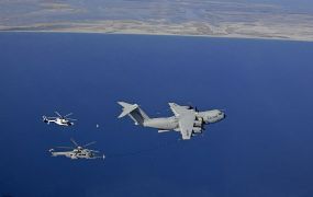 Airbus A400M tankt een H225 helikopter bij in volle vlucht Airbus A400M tankt een H225 helikopter bij in volle vlucht